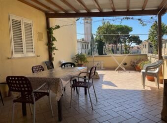 12A – GIUGNO, LUGLIO E SETTEMBRE- VADA, TRILOCALE CON TERRAZZA