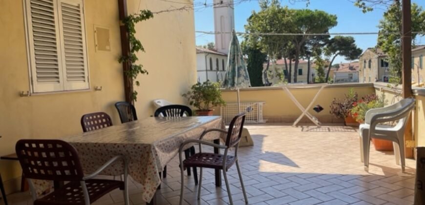 12A – GIUGNO E SETTEMBRE- VADA, TRILOCALE CON TERRAZZA