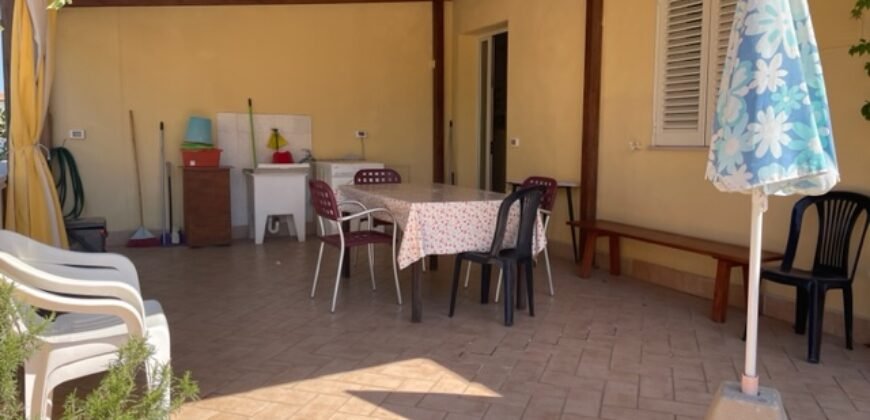 12A – GIUGNO E SETTEMBRE- VADA, TRILOCALE CON TERRAZZA