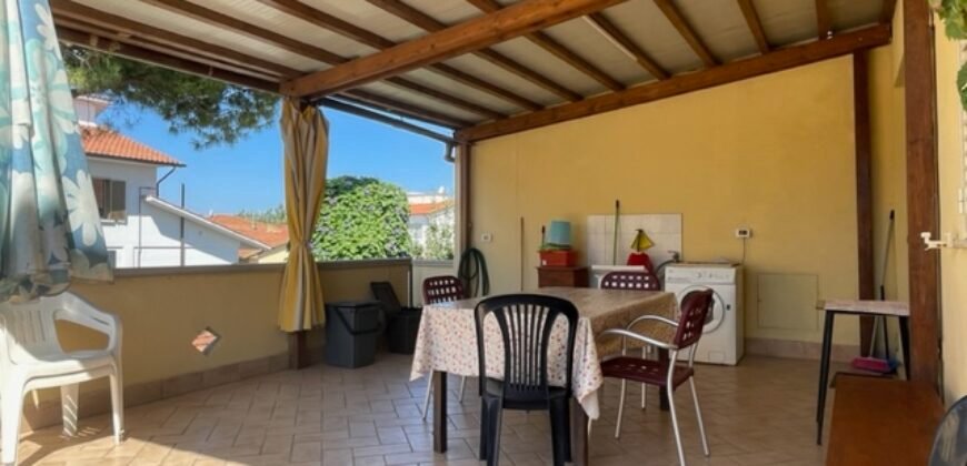 12A – GIUGNO E SETTEMBRE- VADA, TRILOCALE CON TERRAZZA