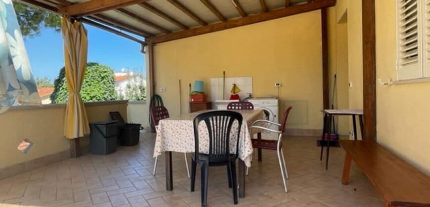 12A – GIUGNO E SETTEMBRE- VADA, TRILOCALE CON TERRAZZA