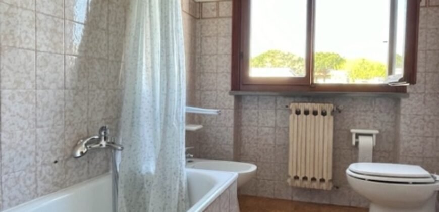 6V – VADA, AMPIO QUATTRO VANI CON MAGAZZINO E POSTO AUTO