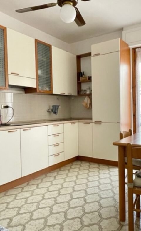 23V – VADA, BILOCALE CON RIMESSA E POSTO AUTO