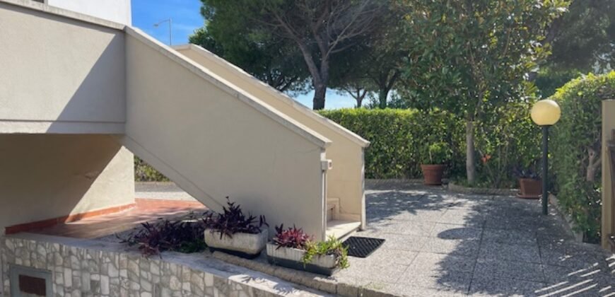 11V – VADA, TERRATETTO ANGOLARE CON GIARDINO E GARAGE