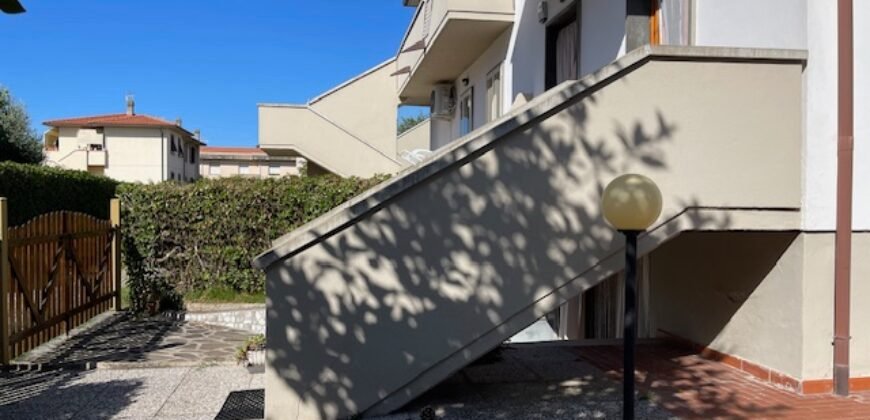 11V – VADA, TERRATETTO ANGOLARE CON GIARDINO E GARAGE