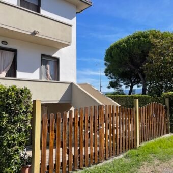 11V – VADA, TERRATETTO ANGOLARE CON GIARDINO E GARAGE