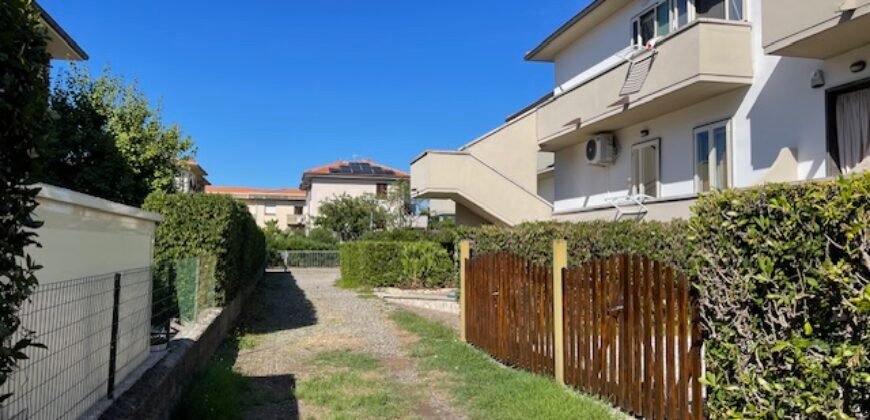 11V – VADA, TERRATETTO ANGOLARE CON GIARDINO E GARAGE