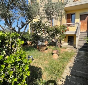 14V – VADA, APPARTAMENTO CON GARAGE/TAVERNA E GIARDINO