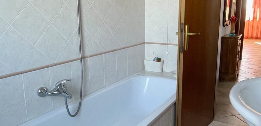 14V – VADA, APPARTAMENTO CON GARAGE/TAVERNA E GIARDINO