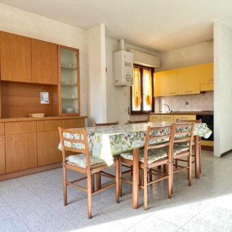 16V- MARINA DI CECINA, AMPIO TRILOCALE A 600 M DAL MARE