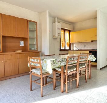 16V- MARINA DI CECINA, AMPIO TRILOCALE A 600 M DAL MARE