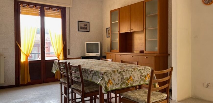 16V- MARINA DI CECINA, AMPIO TRILOCALE A 600 M DAL MARE