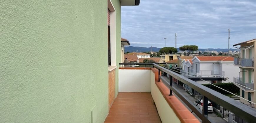 16V- MARINA DI CECINA, AMPIO TRILOCALE A 600 M DAL MARE