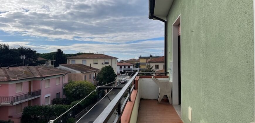 16V- MARINA DI CECINA, AMPIO TRILOCALE A 600 M DAL MARE