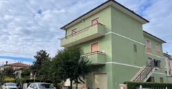 16V- MARINA DI CECINA, AMPIO TRILOCALE A 600 M DAL MARE