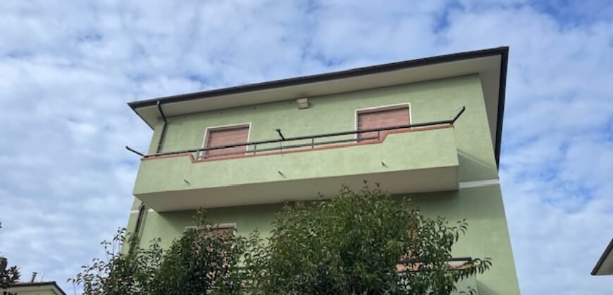 16V- MARINA DI CECINA, AMPIO TRILOCALE A 600 M DAL MARE