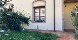 9V – VADA, TERRATETTO CON GIARDINO E POSTO AUTO