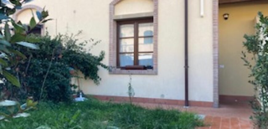 9V – VADA, TERRATETTO CON GIARDINO E POSTO AUTO