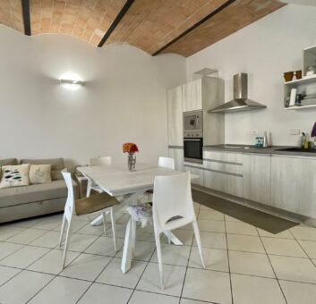 9V – VADA, TERRATETTO CON GIARDINO E POSTO AUTO