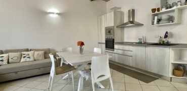 9V – VADA, TERRATETTO CON GIARDINO E POSTO AUTO