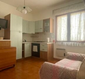 18V – VADA, BILOCALE CON CANTINA COMUNICANTE