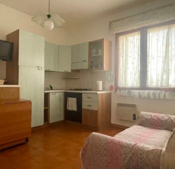 18V – VADA, BILOCALE CON CANTINA COMUNICANTE