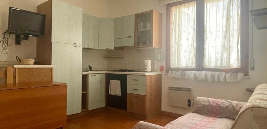 18V – VADA, BILOCALE CON CANTINA COMUNICANTE