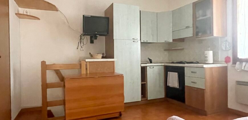 18V – VADA, BILOCALE CON CANTINA COMUNICANTE