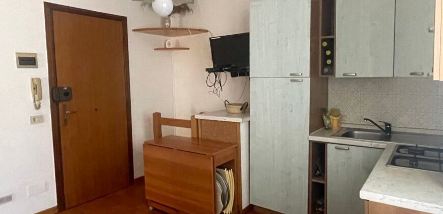 18V – VADA, BILOCALE CON CANTINA COMUNICANTE