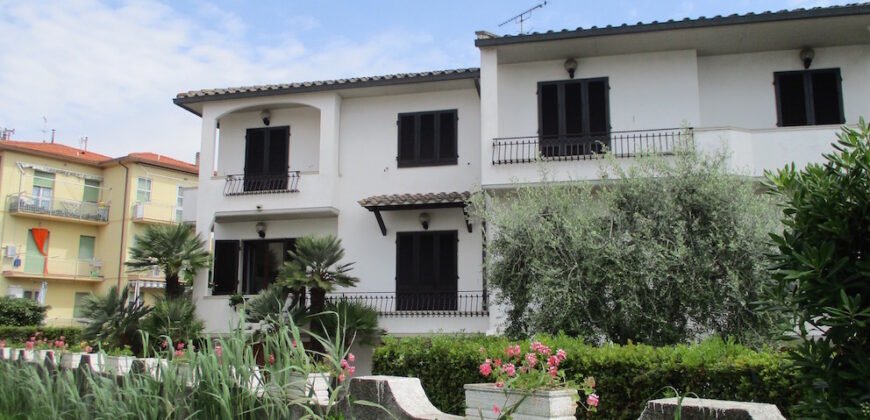 121A – VADA, 200 M DAL MARE AGOSTO MESE INTERO