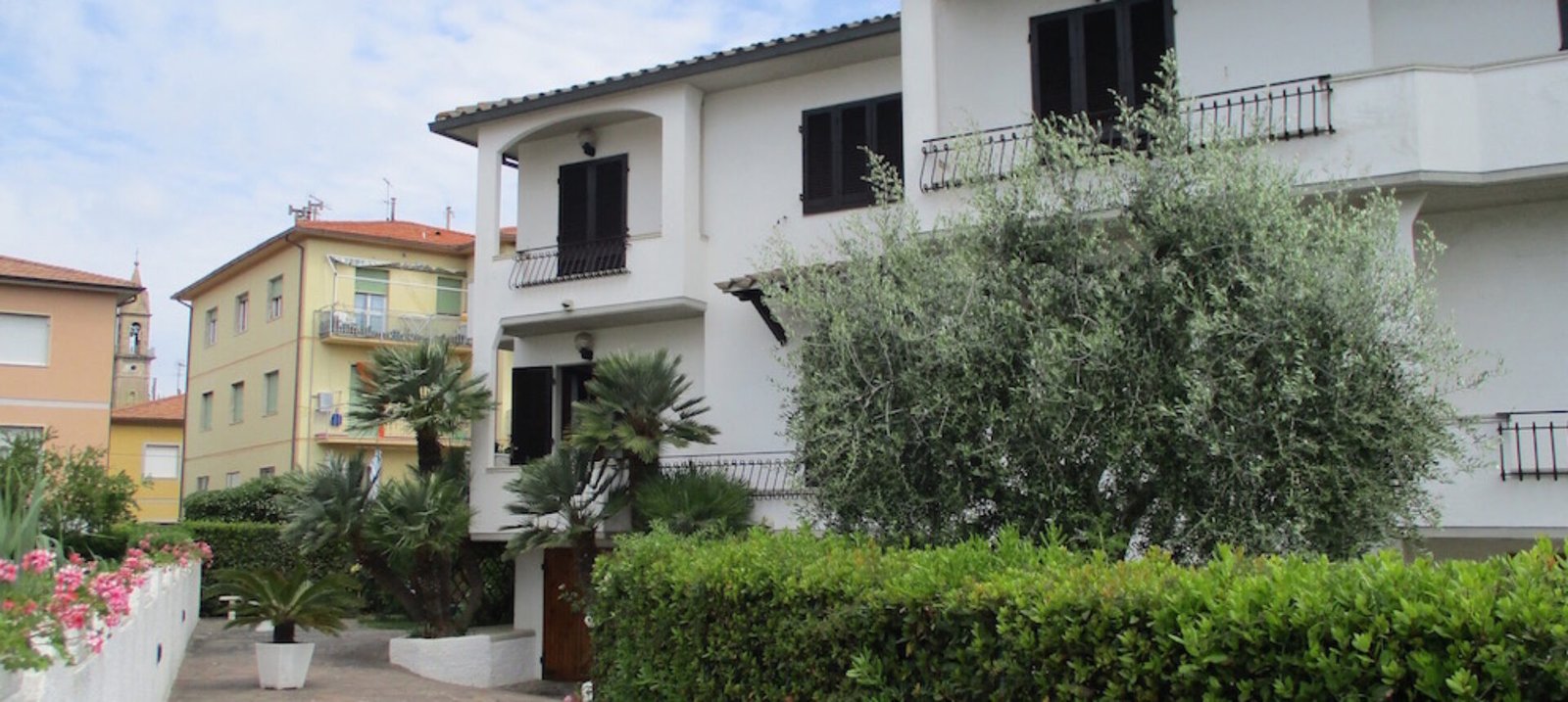 121A – VADA, 200 M DAL MARE AGOSTO MESE INTERO