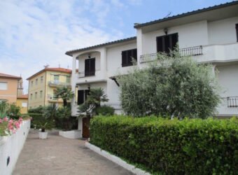 121A – VADA, 200 M DAL MARE AGOSTO MESE INTERO