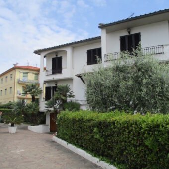 121A – VADA, 200 M DAL MARE AGOSTO MESE INTERO