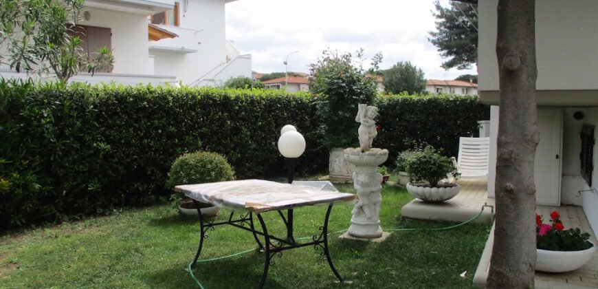 121A – VADA, 200 M DAL MARE AGOSTO MESE INTERO