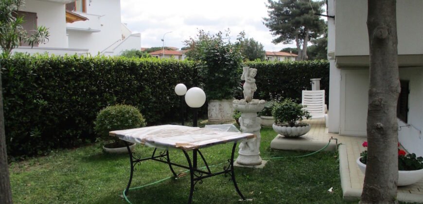 121A – VADA, 200 M DAL MARE AGOSTO MESE INTERO
