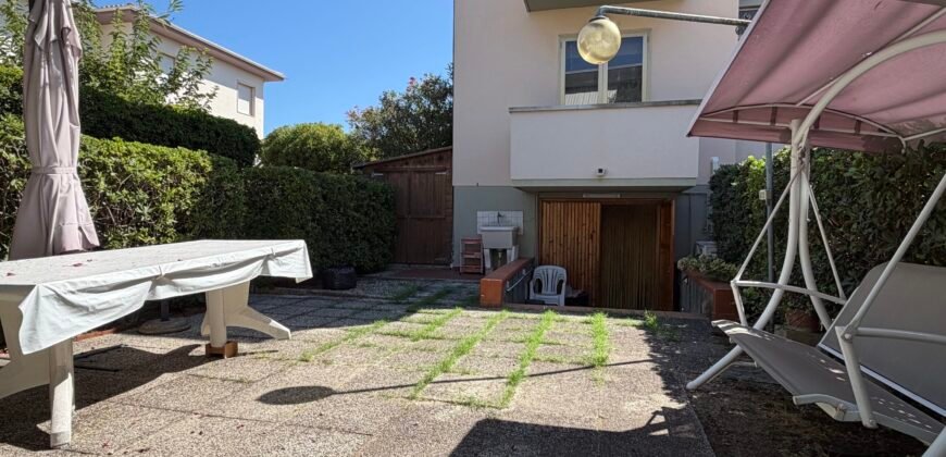 12V – VADA, 300 M DAL MARE CON AMPIO GIARDINO