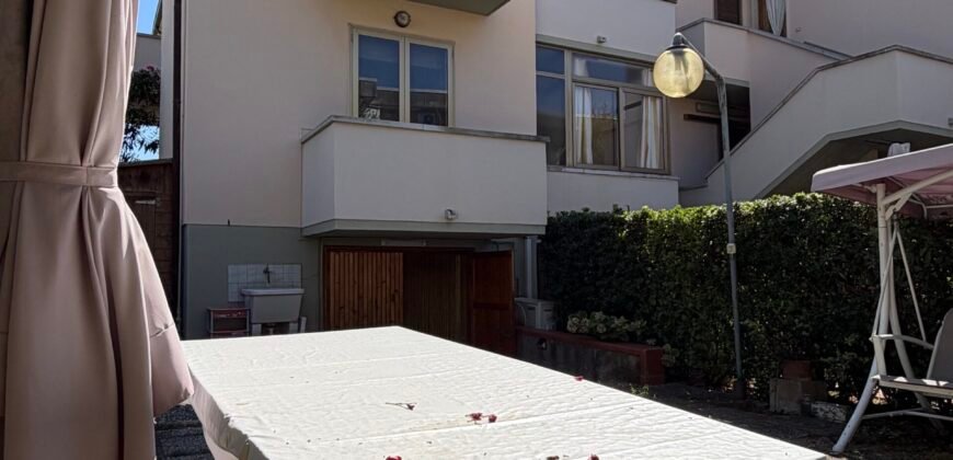 12V – VADA, 300 M DAL MARE CON AMPIO GIARDINO