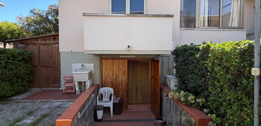 12V – VADA, 300 M DAL MARE CON AMPIO GIARDINO