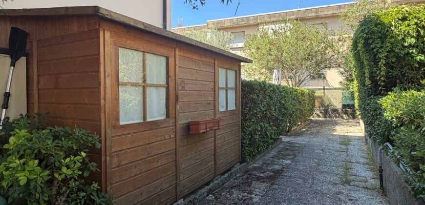 12V – VADA, 300 M DAL MARE CON AMPIO GIARDINO